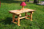 stolek z olšového dřeva s lampičkou